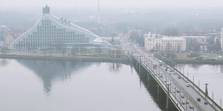 拉脱维亚。顶视图城市景观在薄雾多雨的冬天的一天