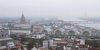 里加,拉脱维亚。顶视图城市景观在薄雾雨天。拉脱维亚科学院、里加国际长途汽车站和里加中央市场