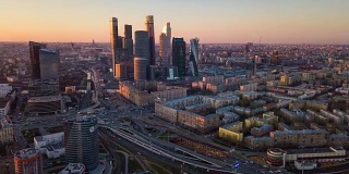 日落天空莫斯科城市交通街道空中城市景观全景4k时间流逝俄罗斯
