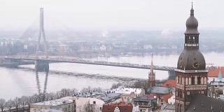 里加,拉脱维亚。俯视图的城市景观。薄雾多雨冬日里的万苏桥和里加圆顶大教堂