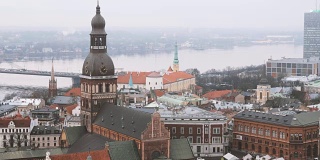 里加,拉脱维亚。俯瞰城市景观和著名的地标-里加圆顶大教堂在薄雾多雨的冬日