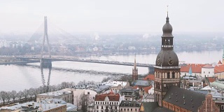 里加,拉脱维亚。俯视图的城市景观。薄雾下雨天的万苏桥和里加圆顶大教堂