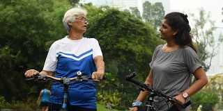 积极的老年妇女享受健康的生活方式