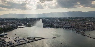 阳光明媚的一天日内瓦湖畔著名的喷泉城市景观空中全景4k时间流逝瑞士