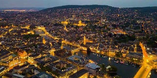 傍晚时间照明苏黎世城市景观，湖边航空全景，4k时间流逝瑞士
