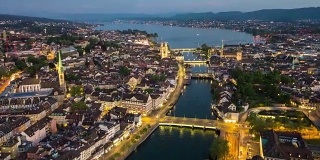 傍晚照明苏黎世中心城市景观，河岸航拍全景，4k时间流逝瑞士