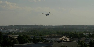 双引擎喷气式飞机在机场着陆的后视图