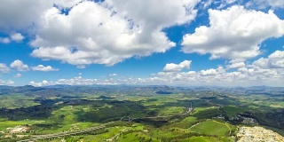 风景如画的绿色山谷附近的恩纳市，西西里岛，意大利