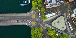 雨天苏黎世市著名的河边有轨电车交通街道十字路口，空中俯瞰4k时间流逝瑞士