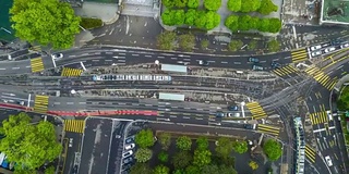 下雨天苏黎世市著名的有轨电车交通街道十字路口空中俯瞰4k时间流逝瑞士