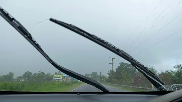 慢镜头:库克群岛宁静的乡村遭遇暴风雨。