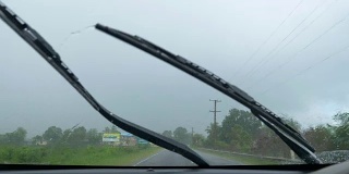 慢镜头:库克群岛宁静的乡村遭遇暴风雨。