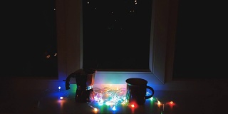 圣诞和新年作文。一杯咖啡，红色的间歇泉咖啡壶还有窗台上的灯光。