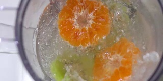 橙果和猕猴桃冰沙慢动作