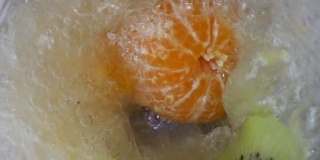 橙果和猕猴桃冰沙慢动作