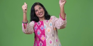 成熟快乐美丽的印度女人感到兴奋，同时竖起大拇指