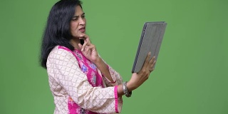 成熟美丽的印度女人视频通话与数字平板电脑