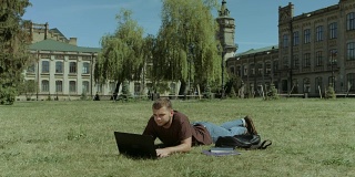 大学生在校园草坪上休闲