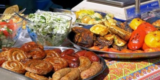 各种各样的香肠，蔬菜，保加利亚胡椒和其他在烤架上烹饪的食物
