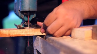 木匠在超级慢动作锯木头视频素材模板下载