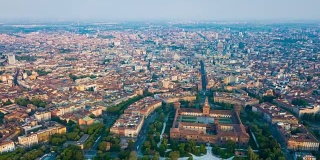 晴朗的一天米兰城市公园航拍4k时间流逝意大利
