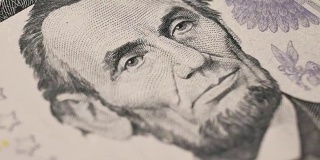 美国第16任总统亚伯拉罕·林肯的肖像出现在5美元钞票上