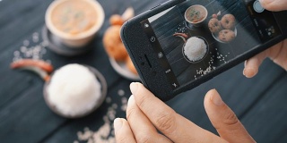 女性用智能手机拍摄印度食物。特写镜头,4 k。