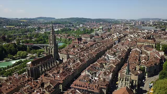 瑞士阳光明媚的一天伯尔尼城市景观老城中心航拍全景4k