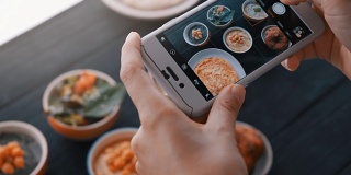 女性用智能手机拍摄印度食物。特写镜头,4 k。