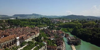 瑞士阳光明媚的一天伯尔尼城市景观滨河滨水航拍全景4k