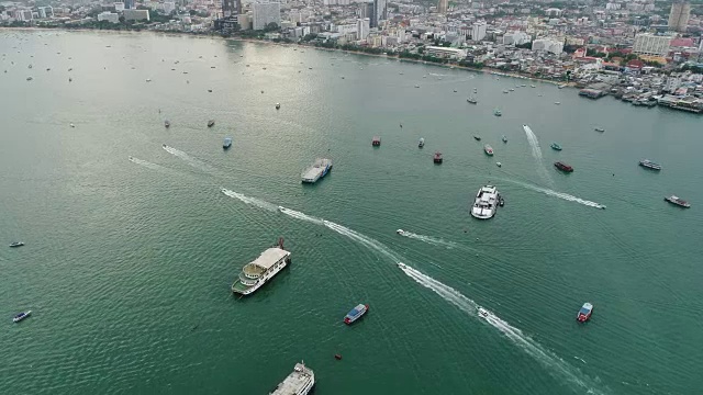 泰国芭堤雅海滩附近海上快艇的鸟瞰图