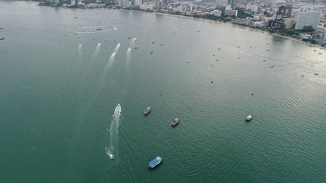 泰国芭堤雅海滩附近海上快艇的鸟瞰图