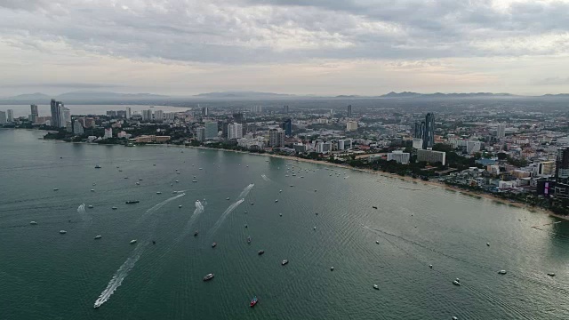 泰国芭堤雅海滩附近海上快艇的鸟瞰图