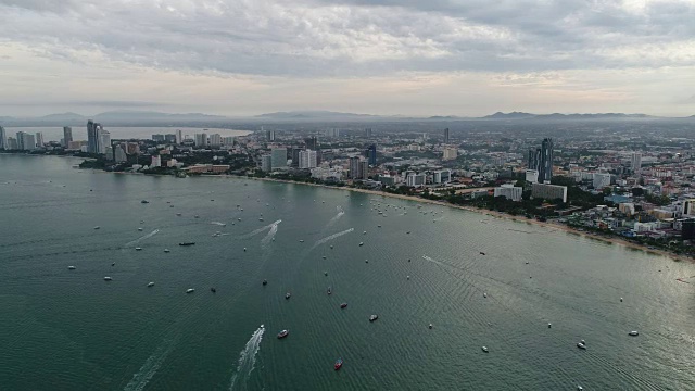 泰国芭堤雅海滩附近海上快艇的鸟瞰图