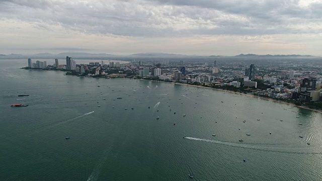 泰国芭堤雅海滩附近海上快艇的鸟瞰图