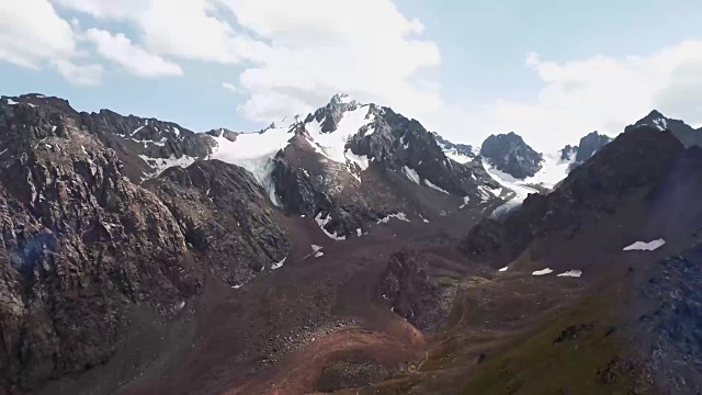 积雪盖顶的山脉。股票。雪山鸟瞰图，美丽的自然景观与蓝天背景