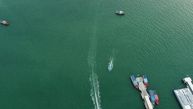 泰国芭堤雅海滩附近海上快艇的鸟瞰图