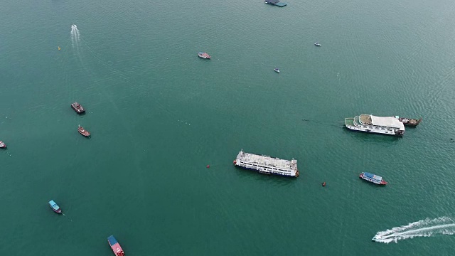 泰国芭堤雅海滩附近海上快艇的鸟瞰图