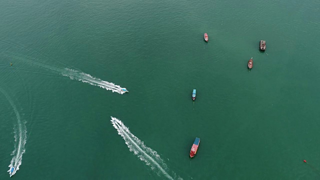 泰国芭堤雅海滩附近海上快艇的鸟瞰图