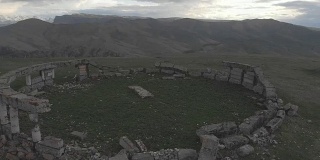 释放后的画面越过了被毁的古代竞技场在高山上。飞越轨道。4 k 100 mpt。由Mavik Air拍摄