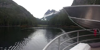 从船上看到的山脉背景平静的水在太平洋。
