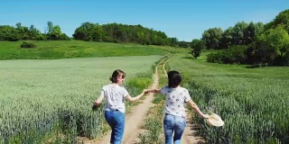 两个女孩手拉手在大自然中奔跑