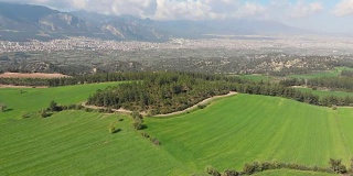 土耳其德尼兹利的农田和城市景观