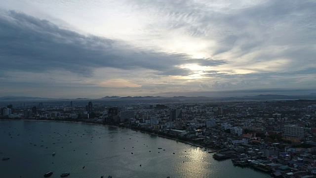 鸟瞰图飞行芭堤雅海滩泰国