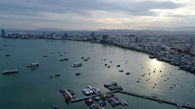 鸟瞰图飞行芭堤雅海滩泰国