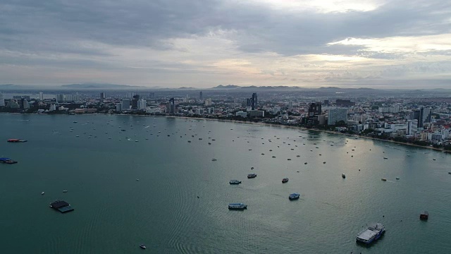 鸟瞰图飞行芭堤雅海滩泰国