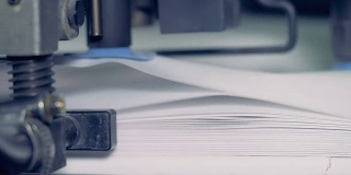 印刷厂的金属拆纸装置，特写。排纸分选过程。