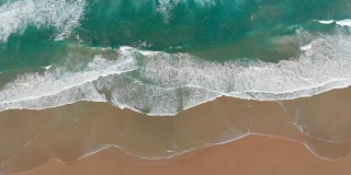 海浪打破空中鸟瞰美丽的海滩海景澳大利亚