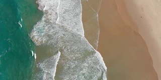 海浪打破空中鸟瞰美丽的海滩海景澳大利亚