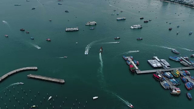 鸟瞰图飞行芭堤雅海滩泰国